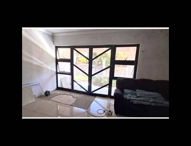 6 BEDROOM HOUSE FOR SALE IN BLUFF